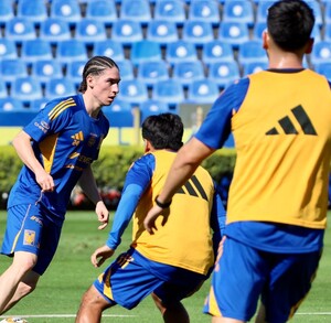 Marcelo Flores y jugadores de Tigres entrenando luego del partido de semifinal.