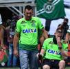 Hélio Neto, Jackson Follmann y Alan Ruschel, los futbolistas que sobrevivieron al accidente del Chapecoense en 2016.