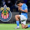 El futbolista Ángel Zaldívar (o Sepúlveda) se arrodilla en el campo rezando. Viste el uniforme azul de Cruz Azul. El gran escudo de las Chivas de Guadalajara