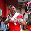 Antonio Mohamed bajando del autobús de Toluca previo a un partido de Liga MX.