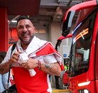 Antonio Mohamed bajando del autobús de Toluca previo a un partido de Liga MX.