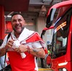 Antonio Mohamed bajando del autobús de Toluca previo a un partido de Liga MX.
