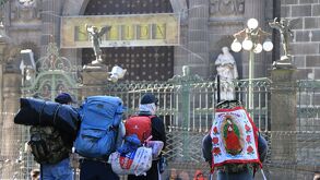 Miles de Peregrinos avanzan por Pueblam ya sea rumbo a la Basílica de Guadalupe o rumbo a La Villita en Puebla.