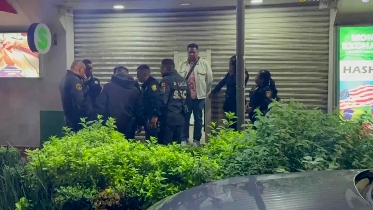 Un hombre de origen extranjero fue herido por arma de fuego durante un asalto en una casa de cambio ubicada en Polanco, Ciudad de México.