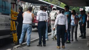 Personas reunidas afuera de un edificio en Puebla tras un intento de suicidio.