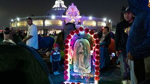 personas con una imagen de la virgen de guadalupe en al basílica de cdmx