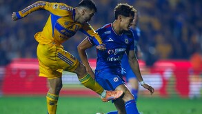 Jesús Orozco Chiquete en la jugada con Ángel Correa que le terminó por provocar la lesión al mexicano.