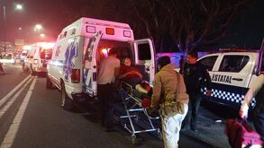 Paramédicos atienen a los peregrinos que fueron atropellado en Banderilla, Veracruz.