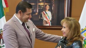 Claudia Hernández y el gobernador Alejandro Armenta durante la toma de protesta.