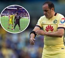 El exfutbolista Cuauhtémoc Blanco (camiseta amarilla del América) se ajusta la manga. El círculo insertado lo muestra jugando en un partido