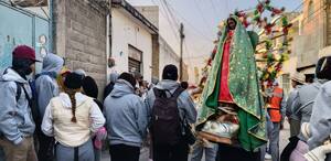 peregrinos con imágenes de la virgen de guadalupe