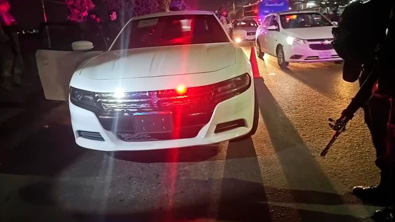 Un hombre fue detenido en Toluca, tras ser sorprendido conduciendo un vehículo particular con luces y sirena similares a una patrulla.