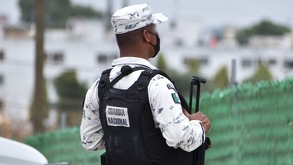 Un elemento de la Guardia Nacional de espaldas, mirando hacia un paisaje.