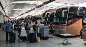 Camiones de la línea Primera Plus estacionados en andenes de la Central de Autobuses de Guadalajara con personas haciendo fila para abordar