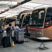 Camiones de la línea Primera Plus estacionados en andenes de la Central de Autobuses de Guadalajara con personas haciendo fila para abordar