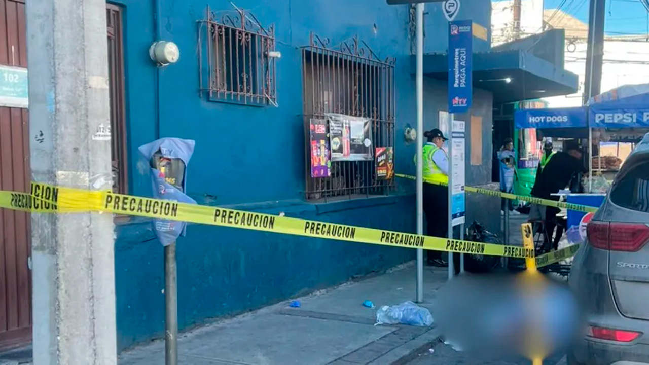 Un hombre de aproximadamente 60 años murió tras sufrir una emergencia médica en calles del Centro de Monterrey.