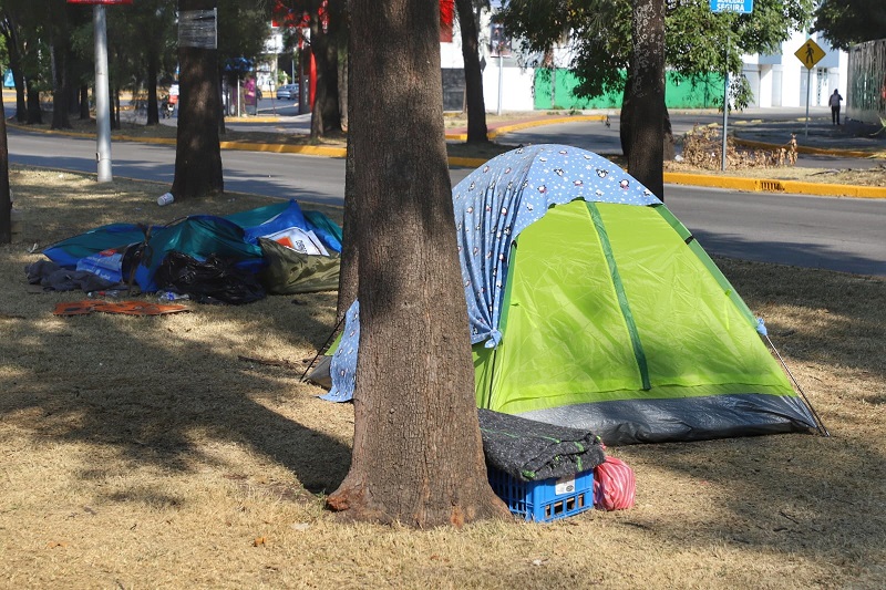 Una casa de campaña instalada frente al camellón, afuera del Hospital del Niño Poblano.
