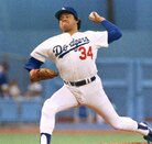 Fernando Valenzuela lanzando una bola con los Dodgers de Los Angeles