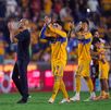 Guido Pizarro festejando un triunfo de Tigres como Director Técnico.