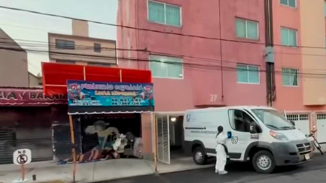 Autoridades investigan la muerte de un adulto mayor que fue localizado sin vida al interior de un departamento en la alcaldía Coyoacán, CdMx.