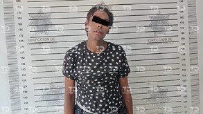 Se observa a un hombre con playera negro con blanco y  cintilla negra en ojos.