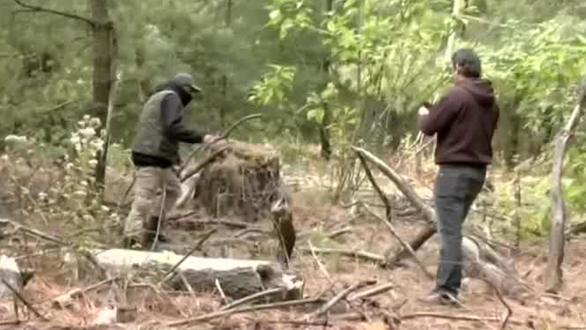 Una guardia comunal vigila la zona forestal para defender el bosque de los taladores y cazadores que llegan a la zona.