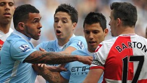 Joey Barton discutiendo con jugadores del Manchester City mientras jugaba con Queens Park Rangers.