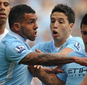 Joey Barton discutiendo con jugadores del Manchester City mientras jugaba con Queens Park Rangers.