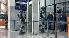 Se observa a unos policías del GRS hombres caminando y otras dos mujeres policías.