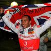 Lewis Hamilton festejando su primer título en Fórmula 1 de la mano de McLaren en 2008.