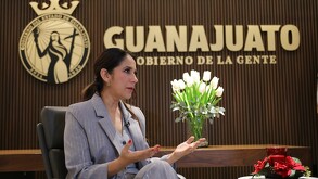 Al ser la primera Gobernadora en Guanajuato, reconoce que a la mujer en el ejercicio del poder se les exiges y se les cuestiona más.