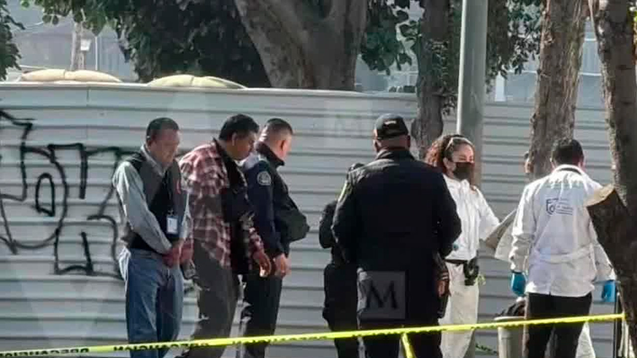El cuerpo de un hombre envuelto en bolsas negras y una cobija fue localizado en la colonia Ampliación Aviación Civil, en Venustiano Carranza.
