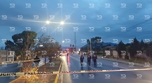 Se observa una cinta amarilla de precaución y al fondo unos policías.