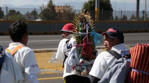 Imagen de peregrinos que avanzan por la autopista México-Puebla, para ver a la Virgen de Guadalupe.