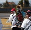 Imagen de peregrinos que avanzan por la autopista México-Puebla, para ver a la Virgen de Guadalupe.