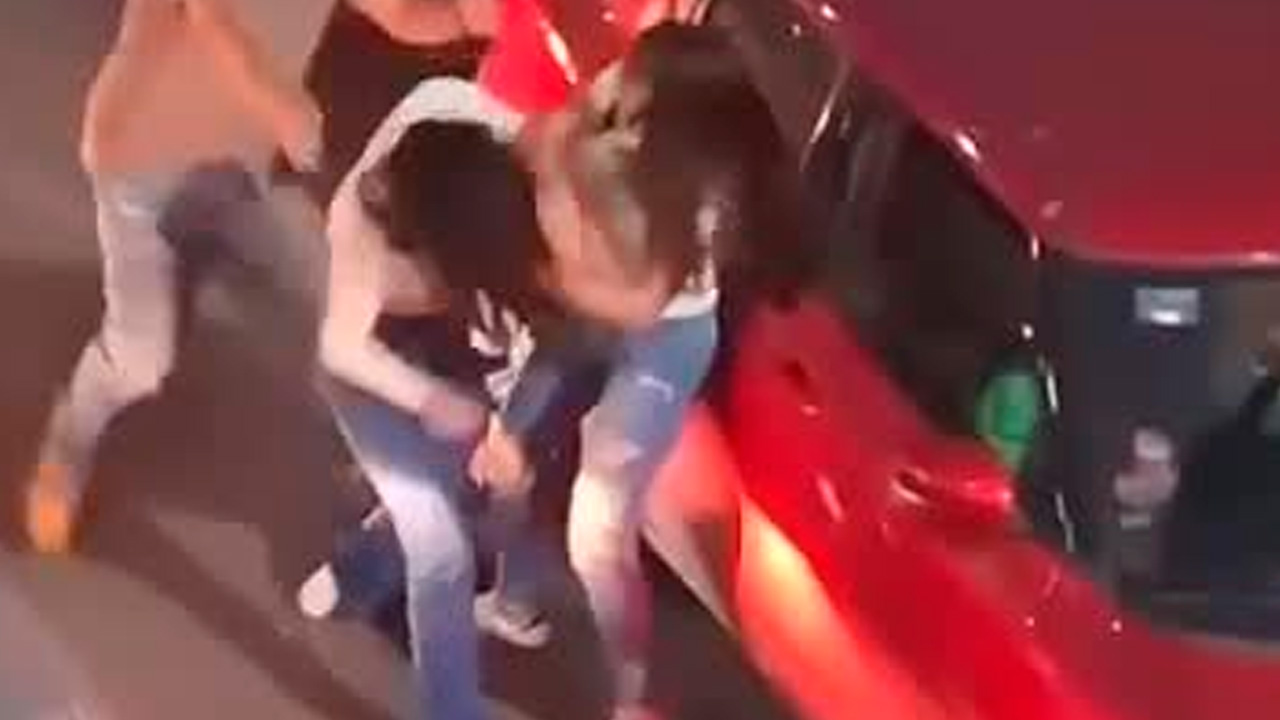 A través de redes sociales se difundieron videos de una pelea afuera del estacionamiento de la plaza comercial ubicada en avenida Insurgentes.