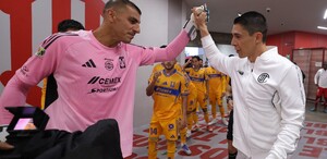 Nahuel Guzmán saludando a Hugo González en el túnel del Nemesio Diez en la jornada 3 del Apertura 2025.
