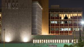 Imagen configurada con Gemini del IMSS Torreón de noche.