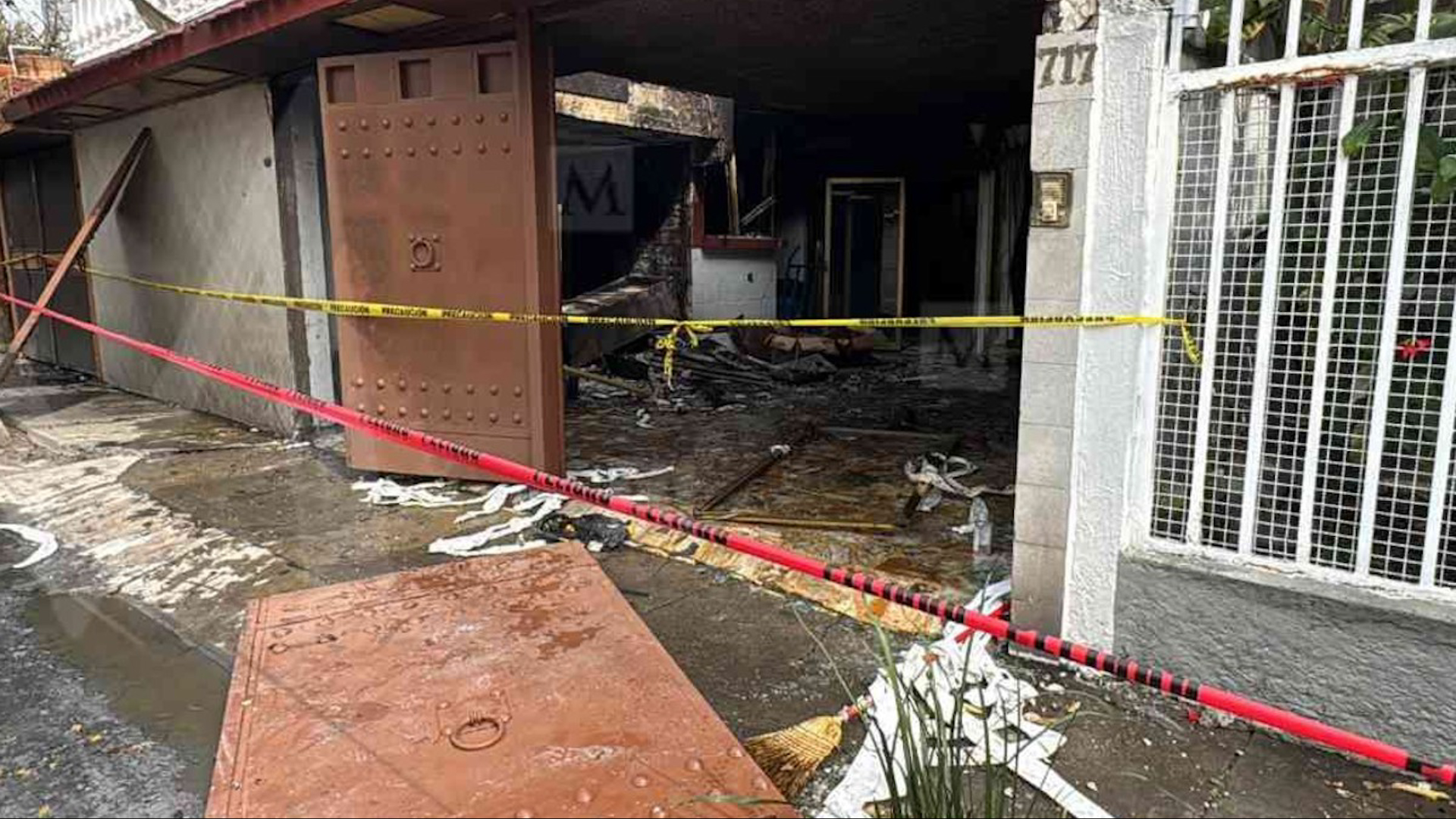 Una explosión por acumulación de gas afectó dos viviendas de la alcaldía Gustavo A. Madero; tienen daños en la fachada, así como en la puerta y vidrios de las v