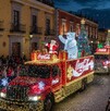 La caravana Coca Cola promete transformar las calles de la ciudad en un escenario de luz y alegría, atrayendo a miles de familias.