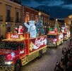 La caravana Coca Cola promete transformar las calles de la ciudad en un escenario de luz y alegría, atrayendo a miles de familias.