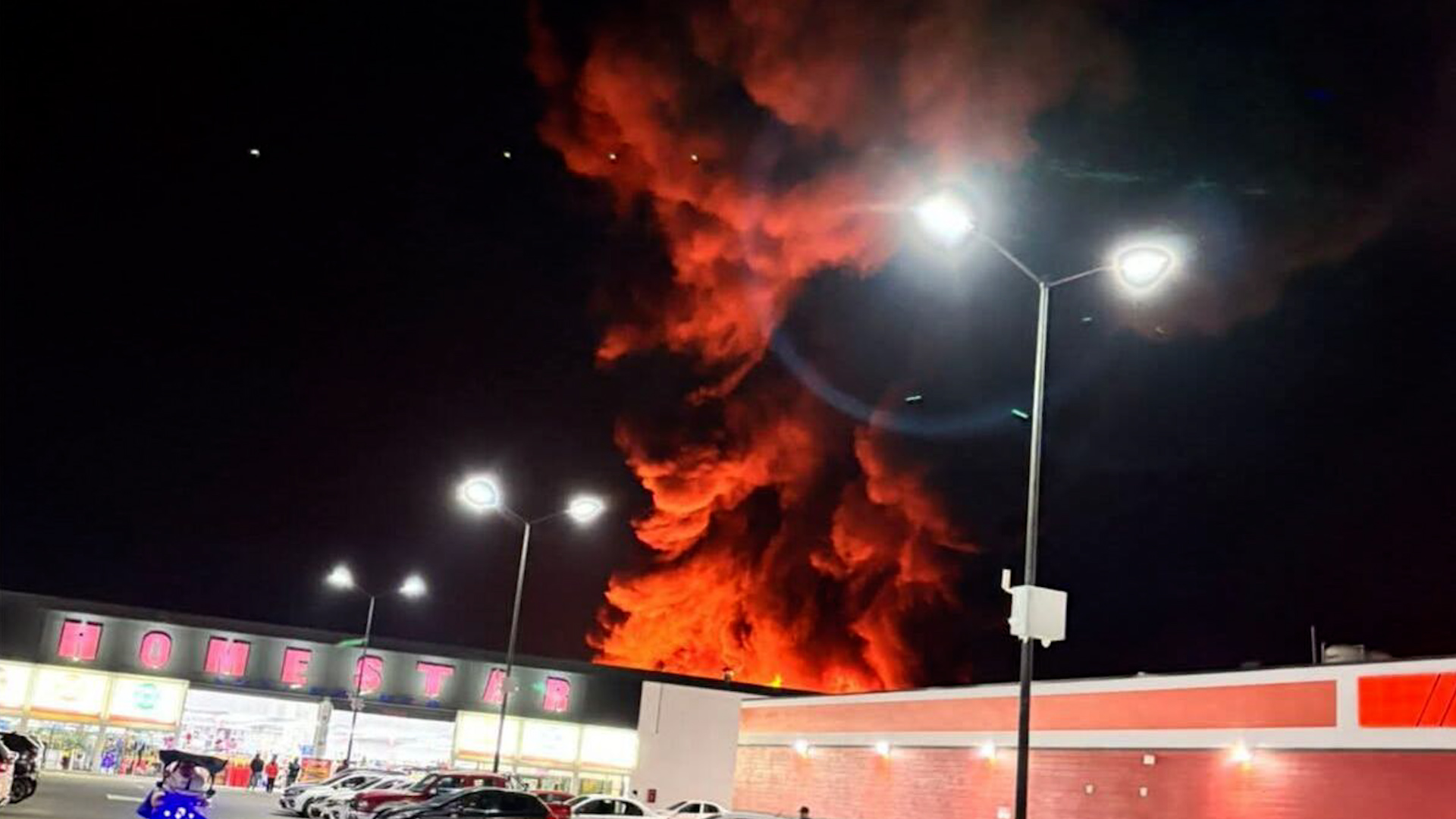 Se registra un fuerte incendio en una fábrica de colchones ubicada en la colonia Centro del municipio de Ixtapaluca, Edomex.