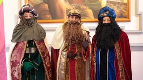 hombres caracterizados como los reyes magos