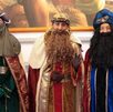 hombres caracterizados como los reyes magos