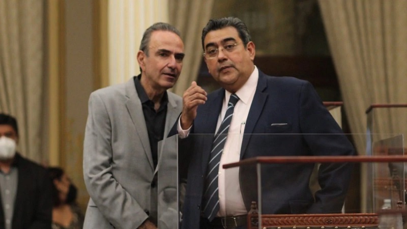 Sergio Salomón y Jorge Estefan Chidiac en el Congreso de Puebla.