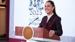 Vestimenta de Claudia Sheinbaum hoy, lunes 8 de diciembre en la conferencia matutina de Palacio Nacional.