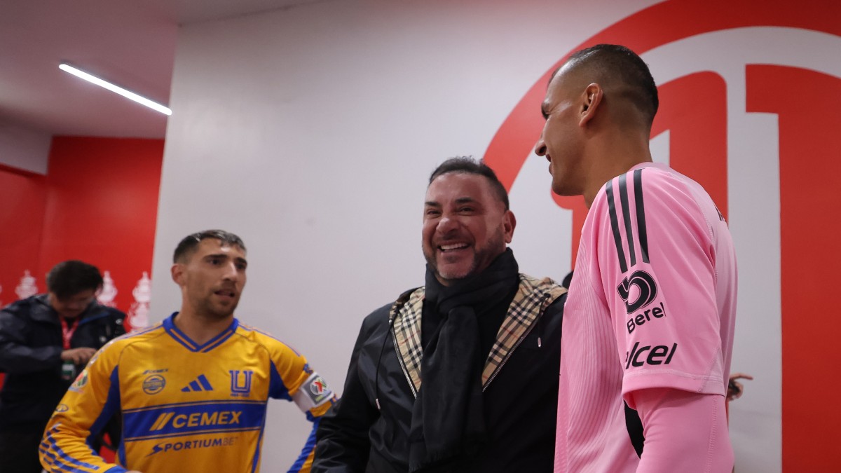 Fernando Gorriarán y Nahuel Guzmán saludando al 'Turco' Mohamed previo a su partido en fase regular del Apertura 2025.