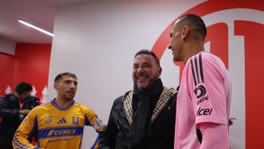 Fernando Gorriarán y Nahuel Guzmán saludando al 'Turco' Mohamed previo a su partido en fase regular del Apertura 2025.