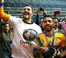 André-Pierre Gignac y Javier Aquino levantando la copa del Apertura 2017 y Mohamed alzando la del Apertura 2014.