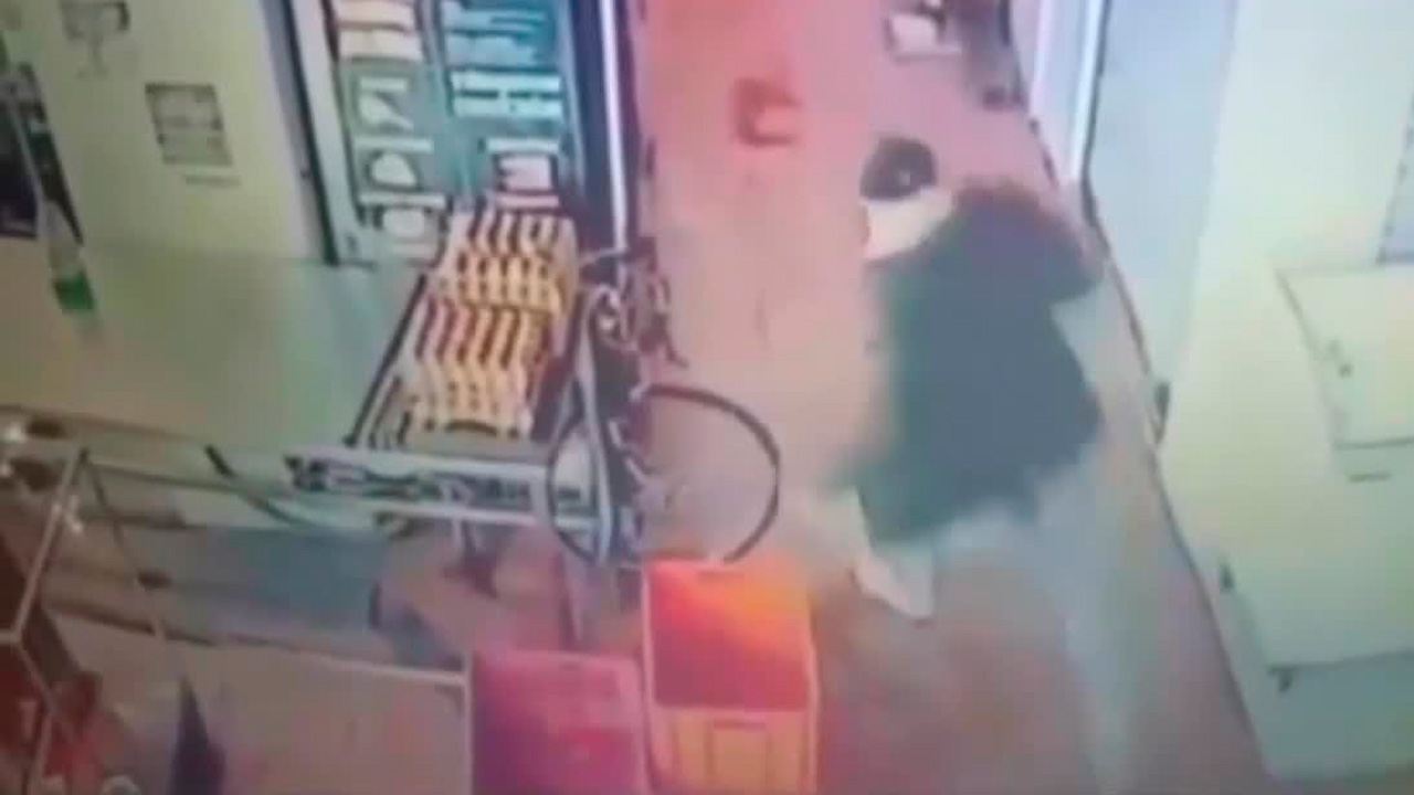 Un trabajador de una carnicería del mercado Nuevo Laredo en Ecatepec asesinó a un gato dentro del local. El hecho quedó grabado en video.